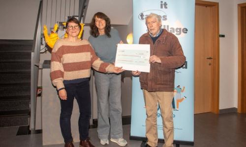 De eerste opbrengst van ‘Bonheiden-Rijmenam: de geschiedenis van onze landbouw’ werd geschonken aan Jeugddorp © Ferdinand Verbelen